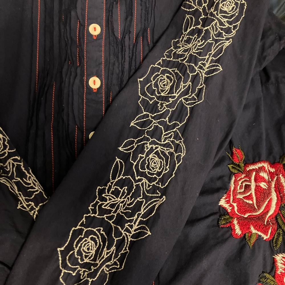 3J Workshop Johnny Was Button Down. Roses and Button Back Detail. Beautiful!
